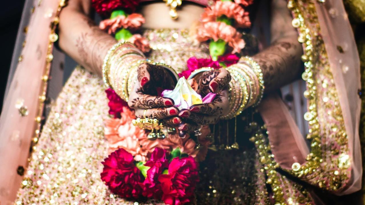 Novotel Chennai Sipcot Экстерьер фото Bride holding a pot of haldi