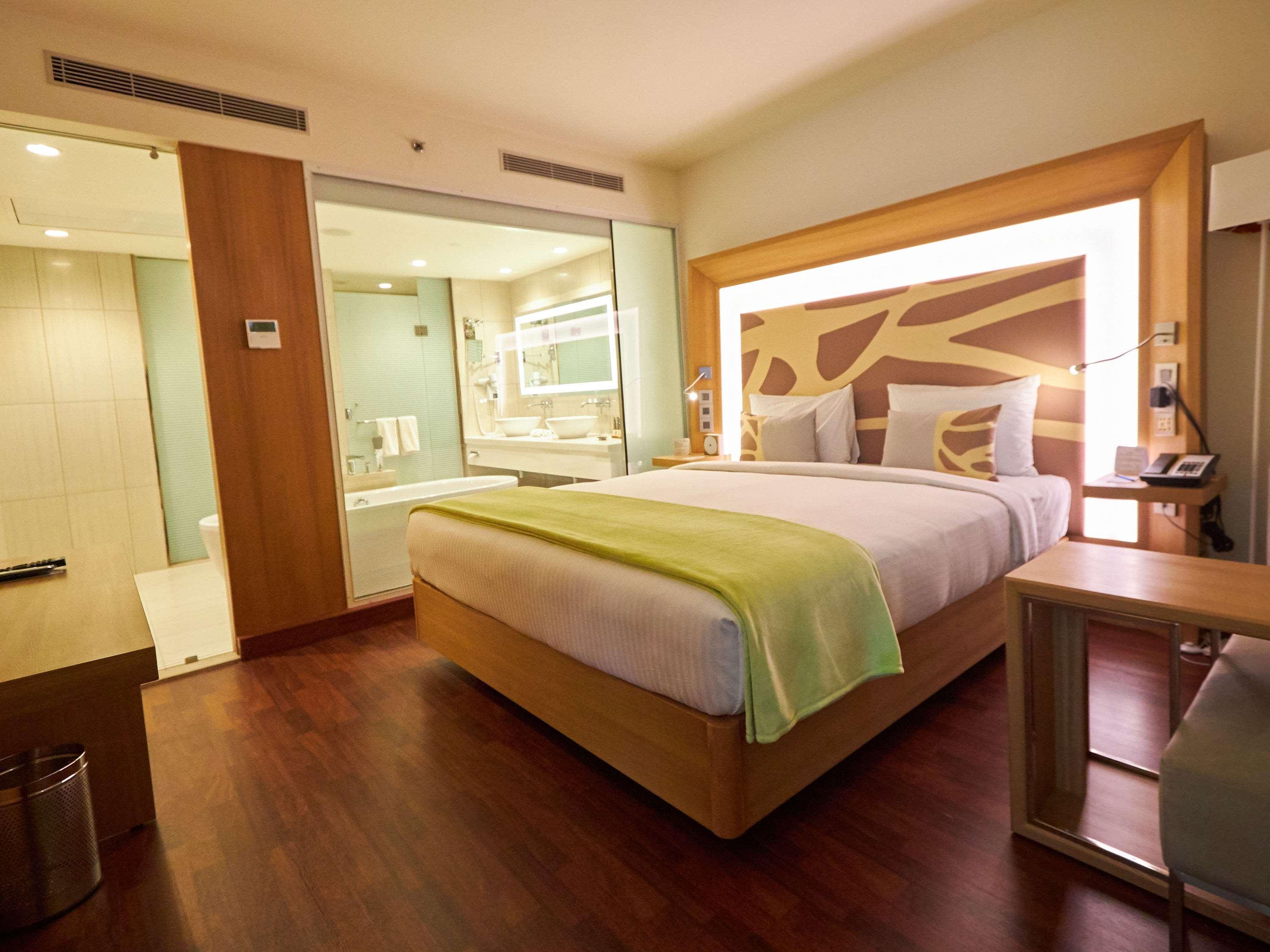 Novotel Chennai Sipcot Экстерьер фото A room at the Park Inn