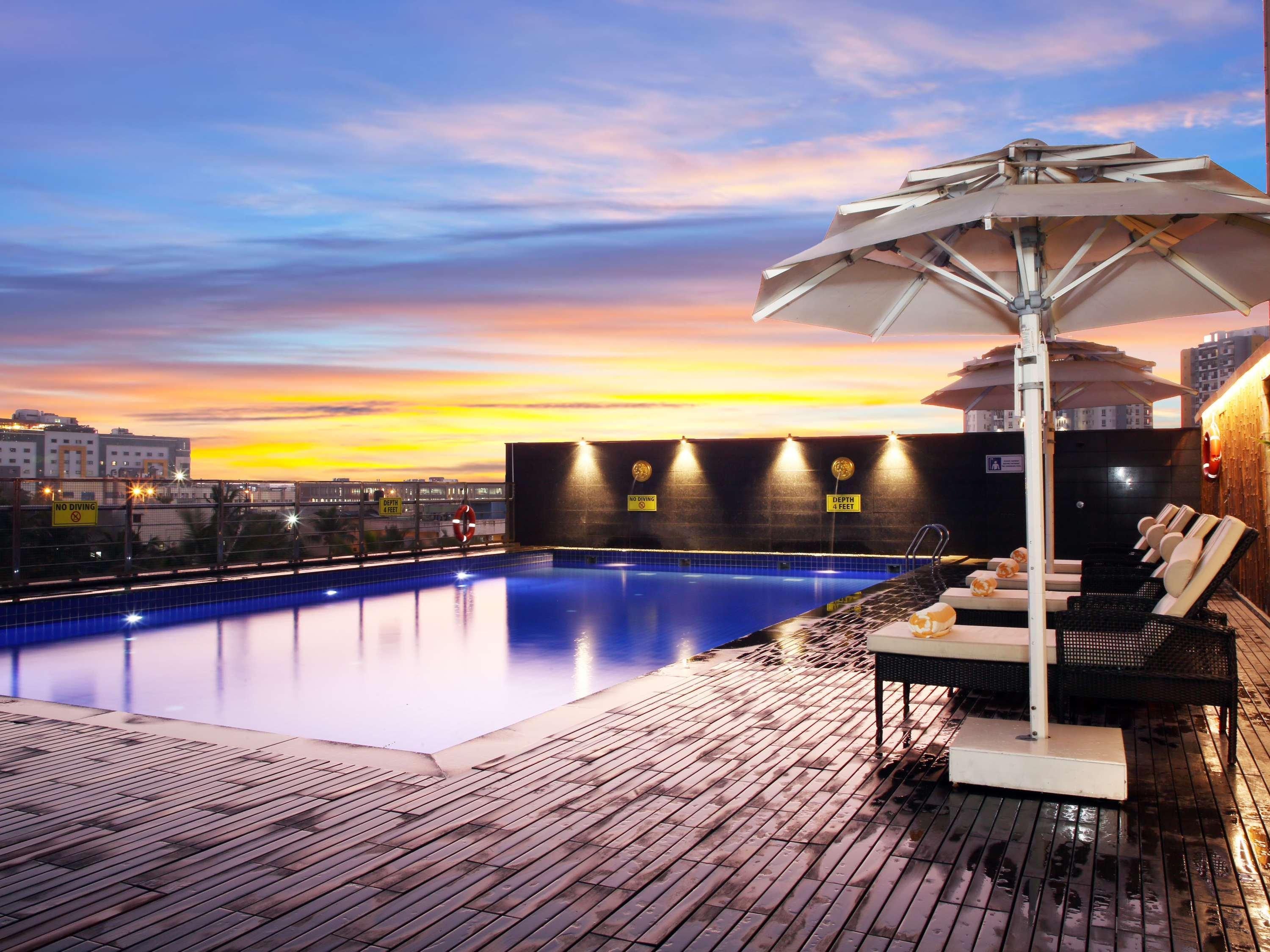 Novotel Chennai Sipcot Экстерьер фото The swimming pool at the hotel