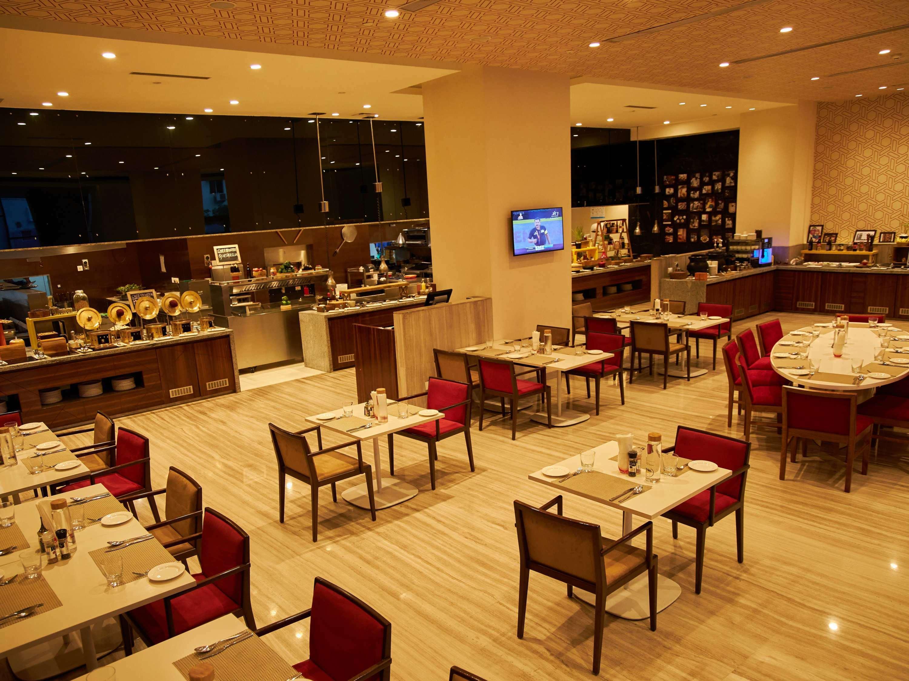 Novotel Chennai Sipcot Экстерьер фото The restaurant at the hotel