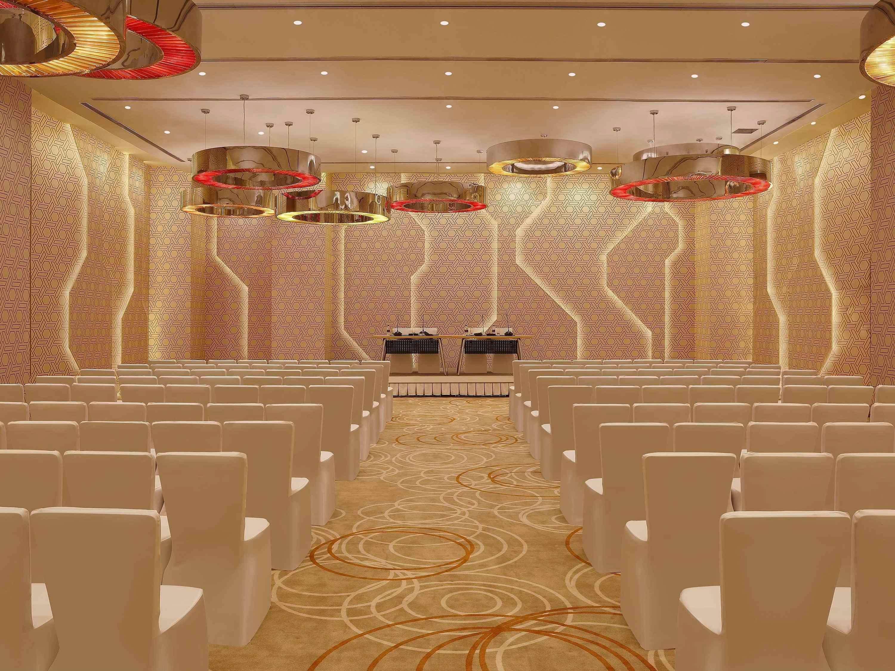 Novotel Chennai Sipcot Экстерьер фото The interior of the new church