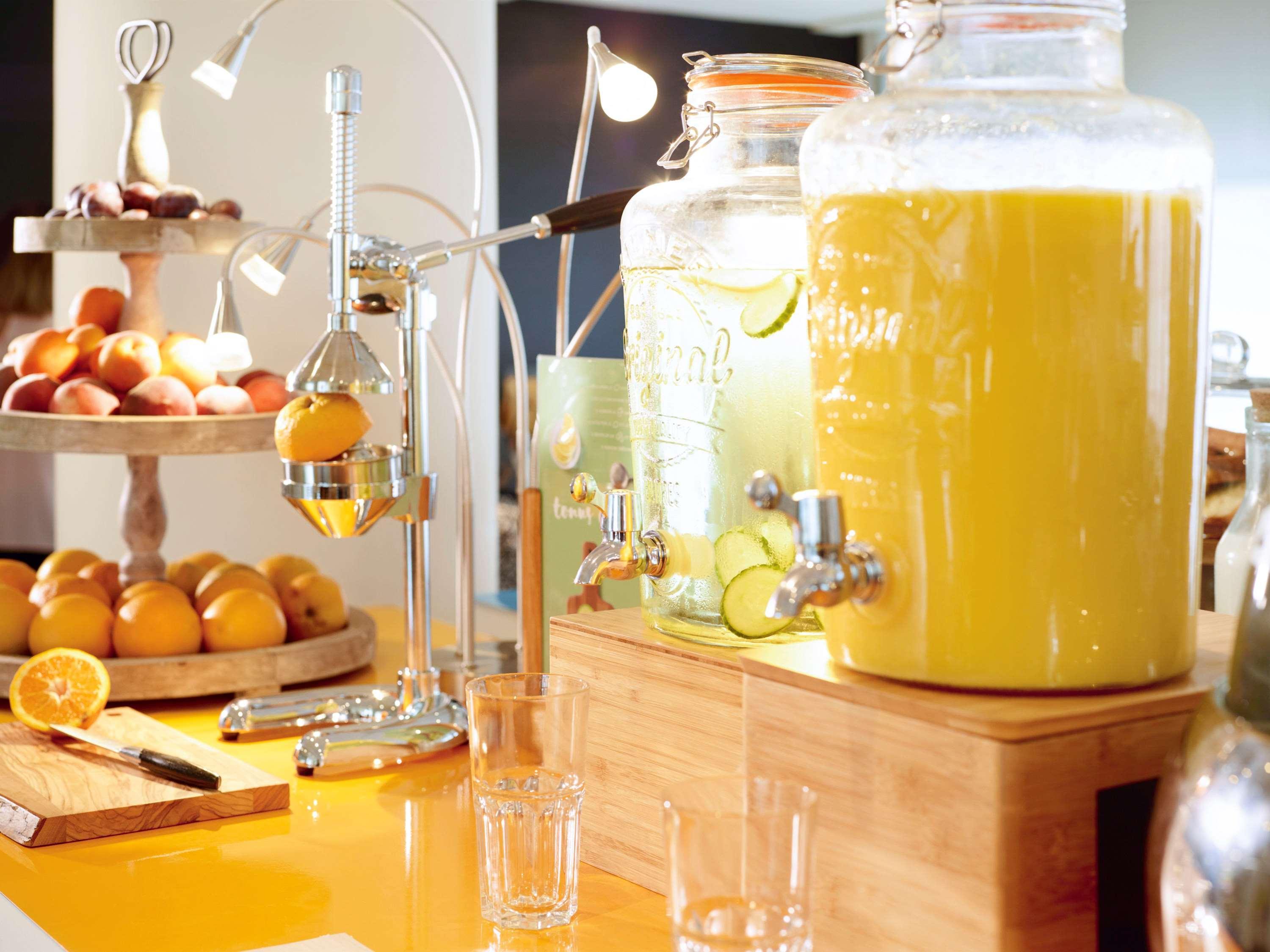 Novotel Chennai Sipcot Экстерьер фото A juice dispenser