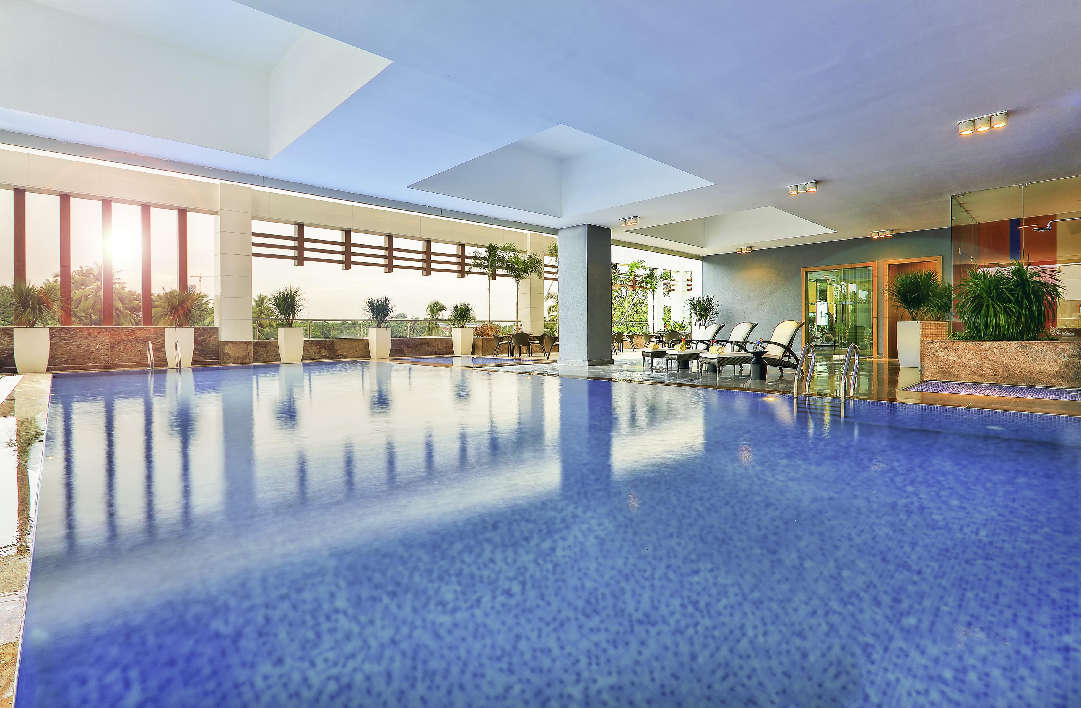 Novotel Chennai Sipcot Экстерьер фото The swimming pool at the hotel