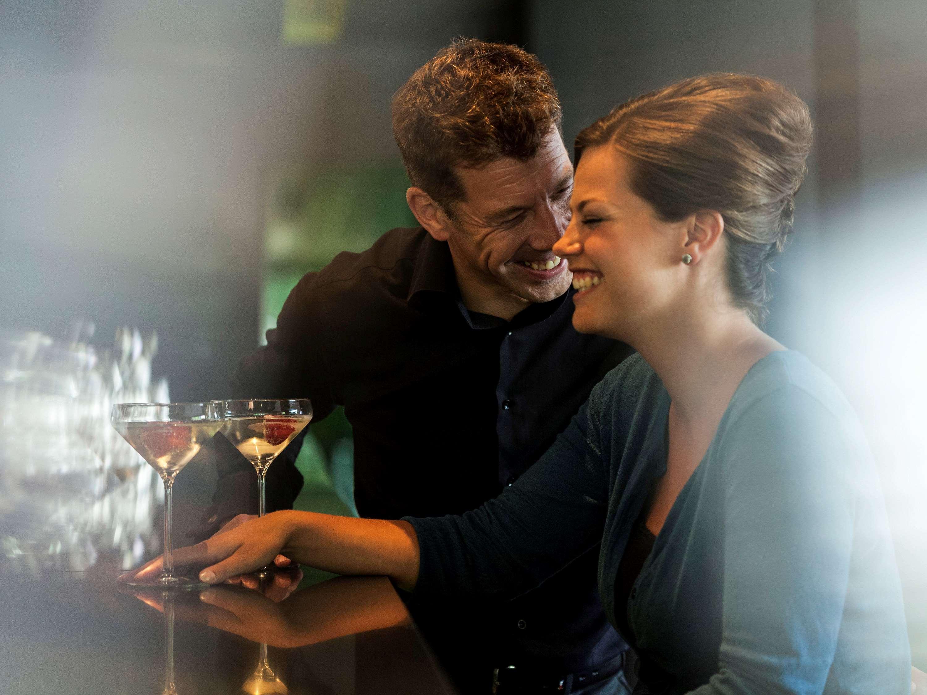 Novotel Chennai Sipcot Экстерьер фото A couple flirting