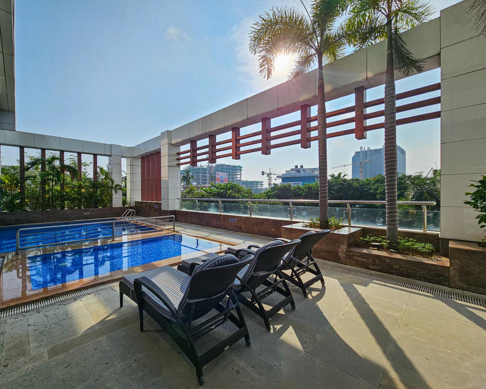 Novotel Chennai Sipcot Экстерьер фото Rooftop pool