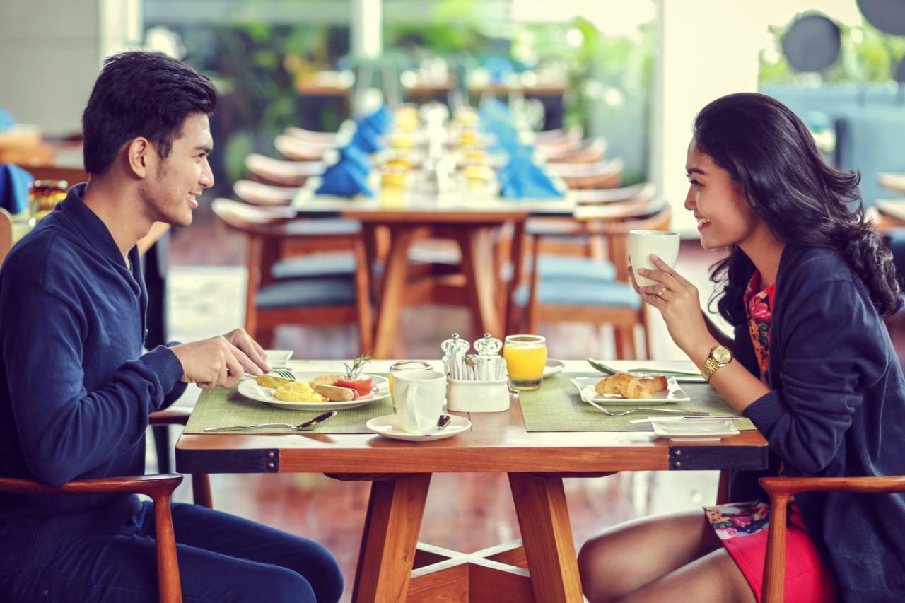 Novotel Chennai Sipcot Экстерьер фото A couple eating breakfast