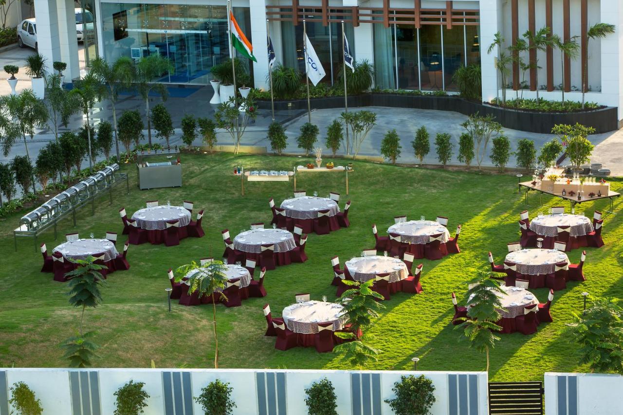 Novotel Chennai Sipcot Экстерьер фото The lawn at the hotel
