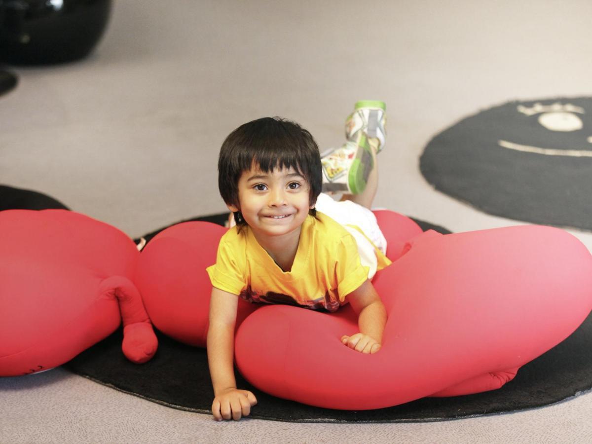 Novotel Chennai Sipcot Экстерьер фото A child playing with a bean bag