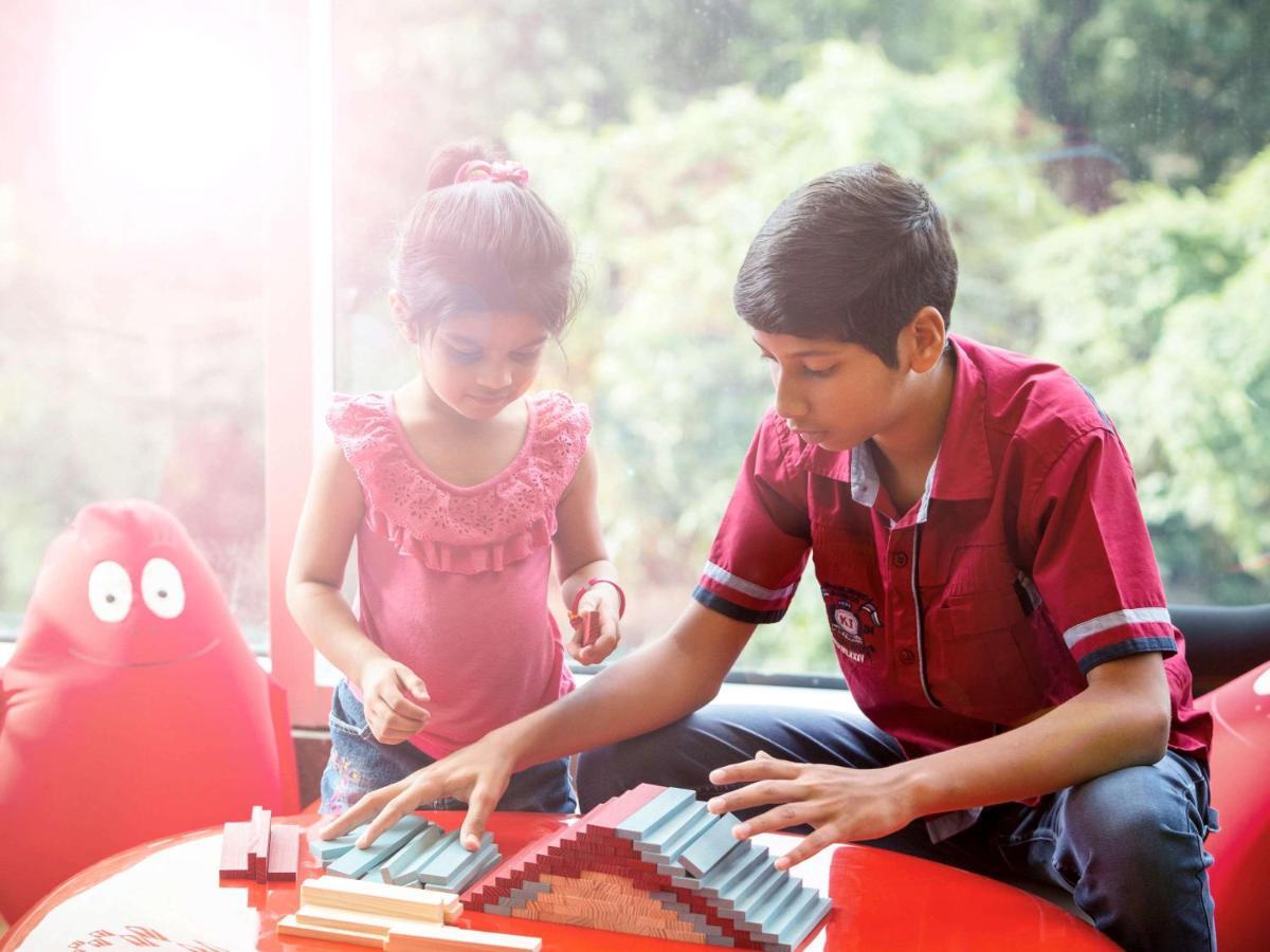 Novotel Chennai Sipcot Экстерьер фото Children playing with the piano