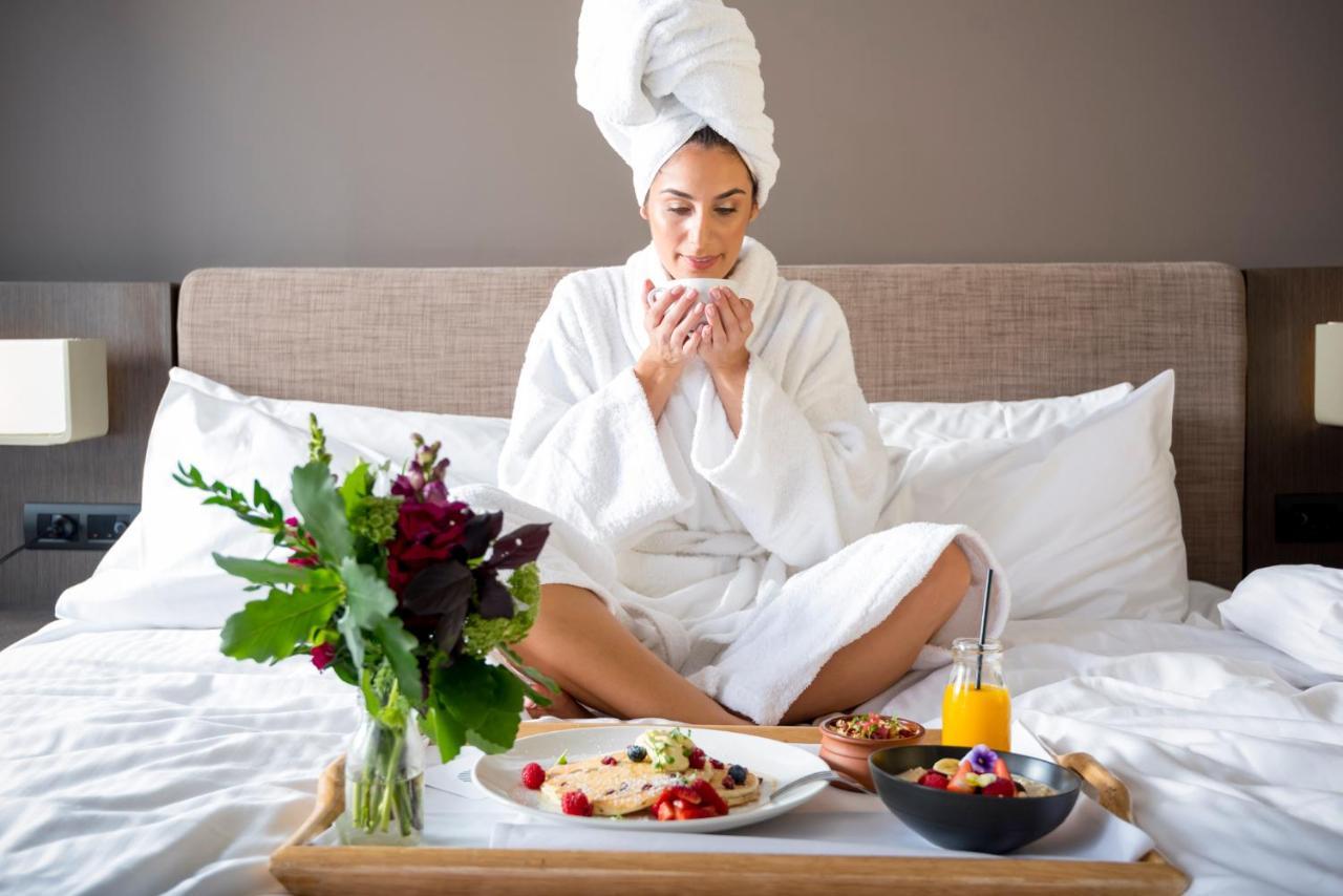 Novotel Chennai Sipcot Экстерьер фото A woman in a bathrobe